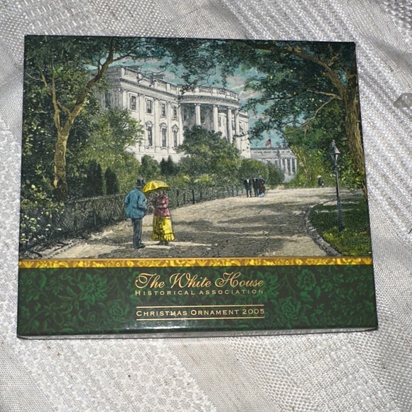 Gold and Green Ornament - Picture 6 of 6